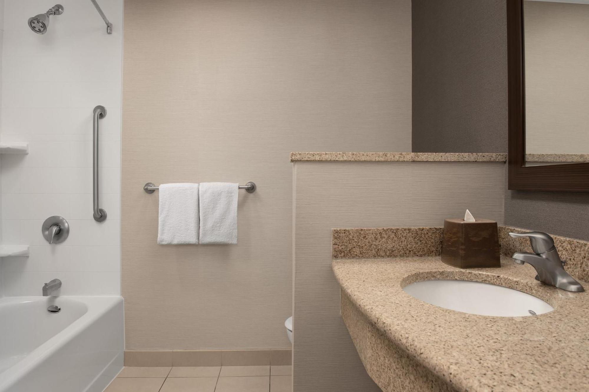 Courtyard By Marriott Syracuse Downtown At Armory Square Hotel Eksteriør billede